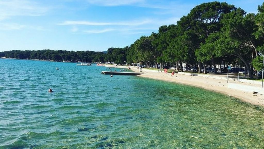 Oleaje en la orilla de Soline, costa de Croacia