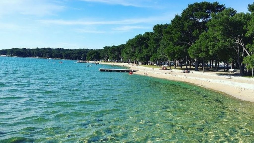 Oleaje en la orilla de Soline, costa de Croacia