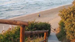 Spiaggia dei Cento scalini o delle Tufare