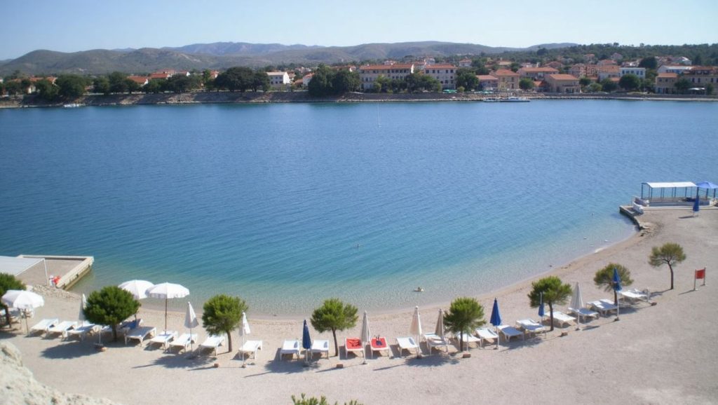 Arena y mar en Spongiola, Croacia, Croacia