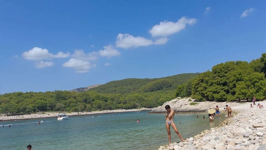 Vista del litoral en Srebrna, Grad Vis