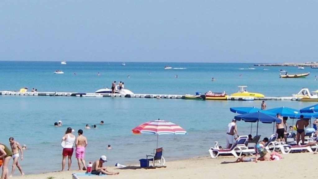 Oleaje en la orilla de St. George Beach, costa de ?