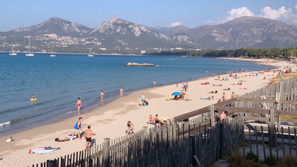 Playa Sutta Rocca desde la arena, Bonifacio, Córcega
