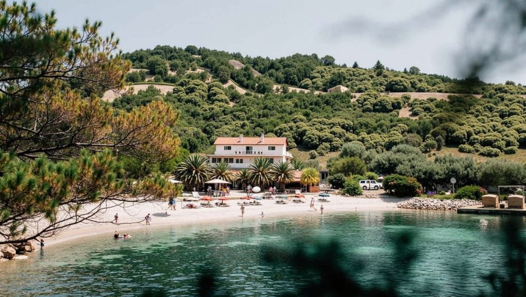 Arena y orilla en Sv. Petar Svjetionik, Makarska, Hvar