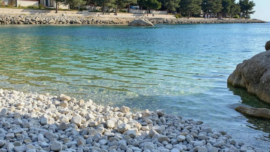Playa Templuz FKK desde la arena, Grad Komiža, Vis