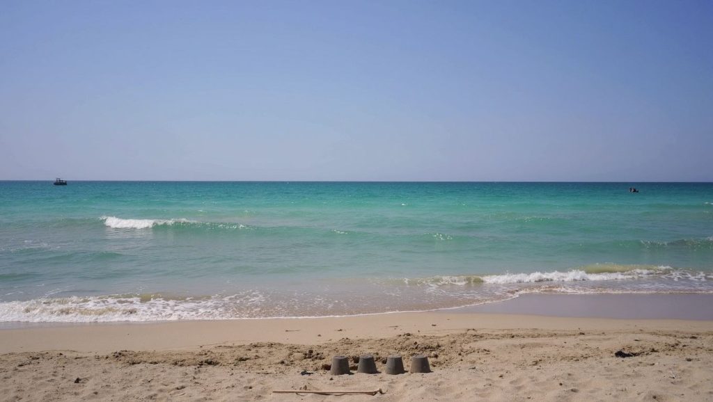Oleaje en la orilla de Spiaggia di Torricella Marina, costa de Torricella