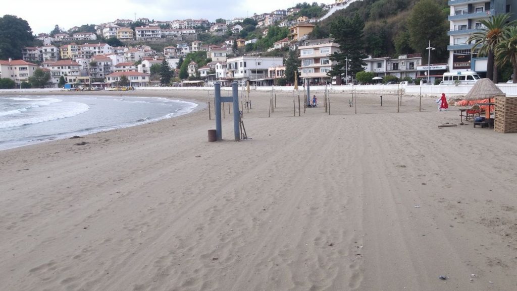 Orilla tranquila de Topla, playa de Herceg Novi