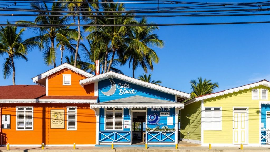 Orilla de Tortuguero con olas suaves en Santo Domingo