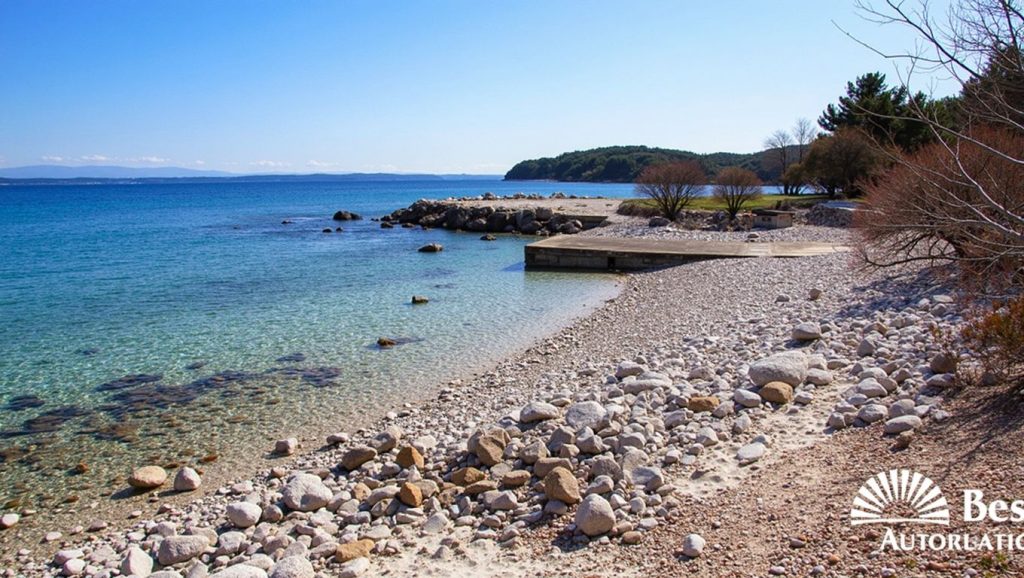 Arena y mar en Tratica, Croacia, Croacia