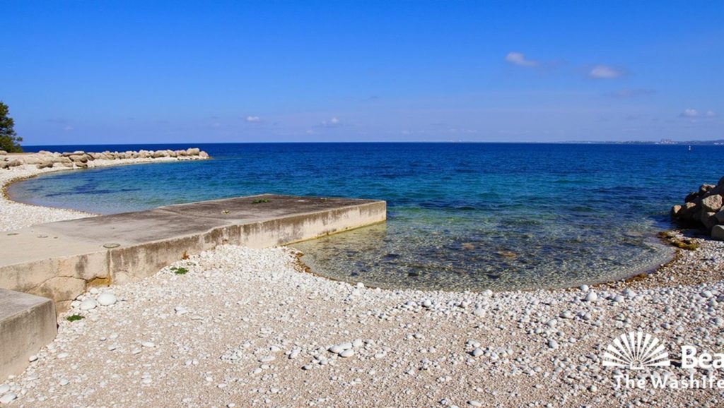 Oleaje en la orilla de Tratica, costa de Croacia