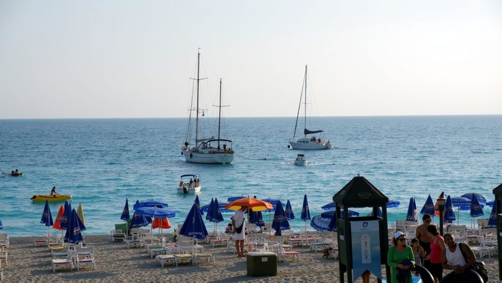 Arena y mar en Trendy Lara Beach, ?, Turquía