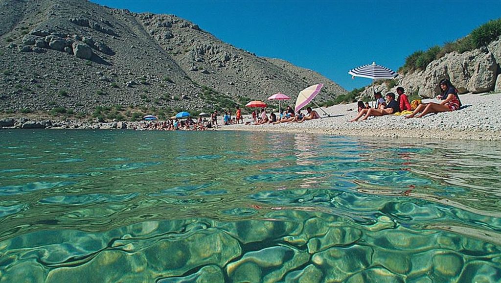 Panorámica de Tri glave con cielo despejado, Croacia