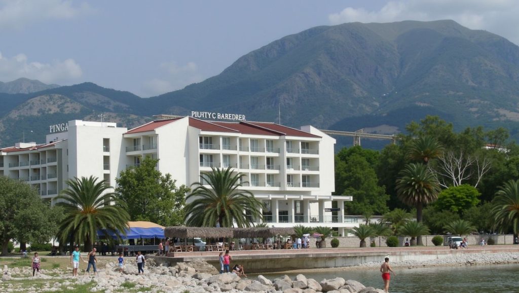 Agua y arena en Trsteno beach, Tivat