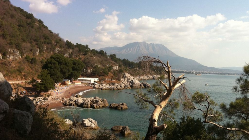 Primer plano de la orilla de Trsteno beach, Tivat
