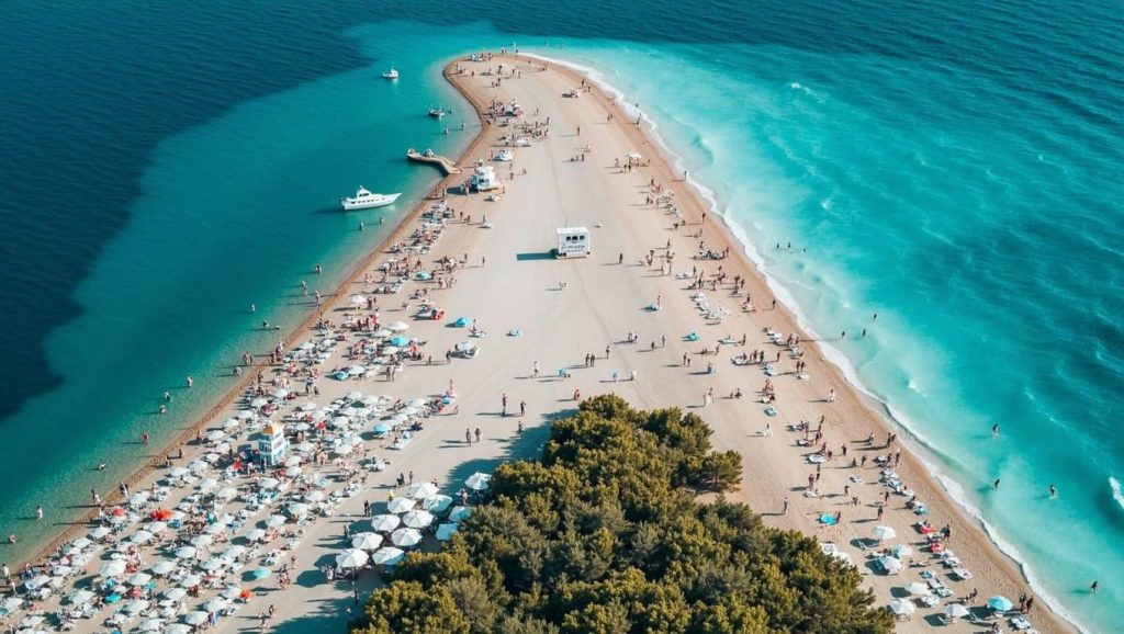 Primer plano de la orilla de Trstike, Croacia