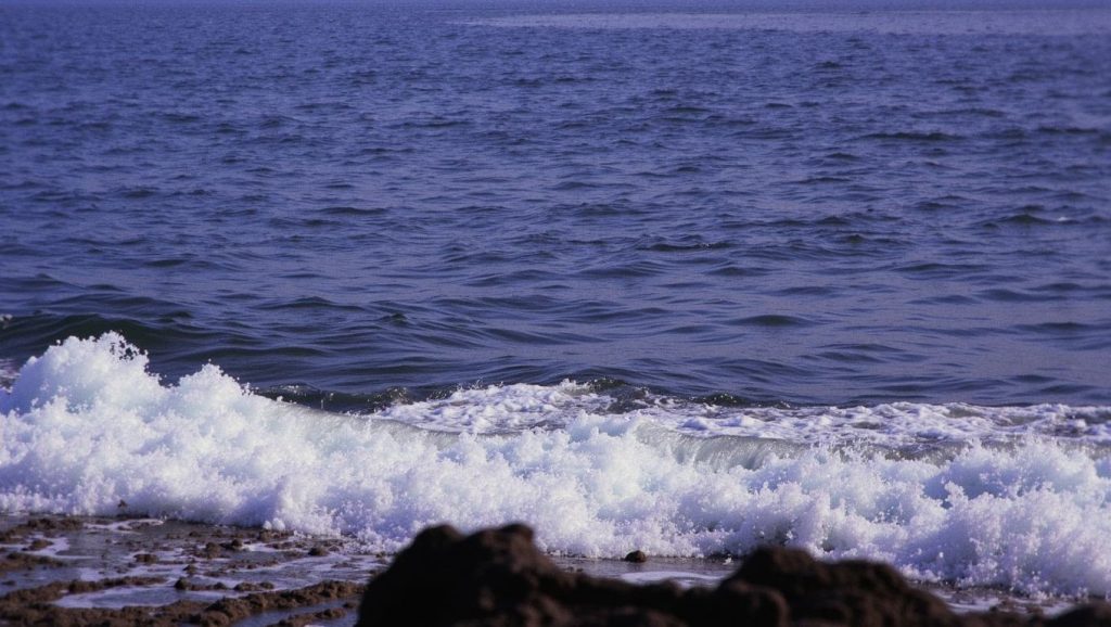 Orilla de Ttakkas Bay con olas suaves en ?