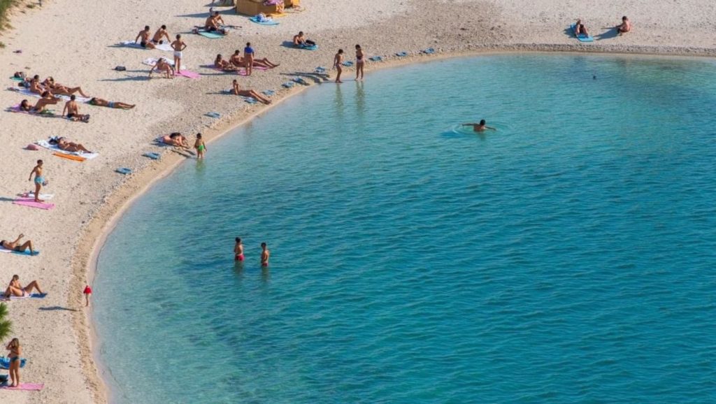 Vista amplia de Unofficial beach en Slatine, Croacia