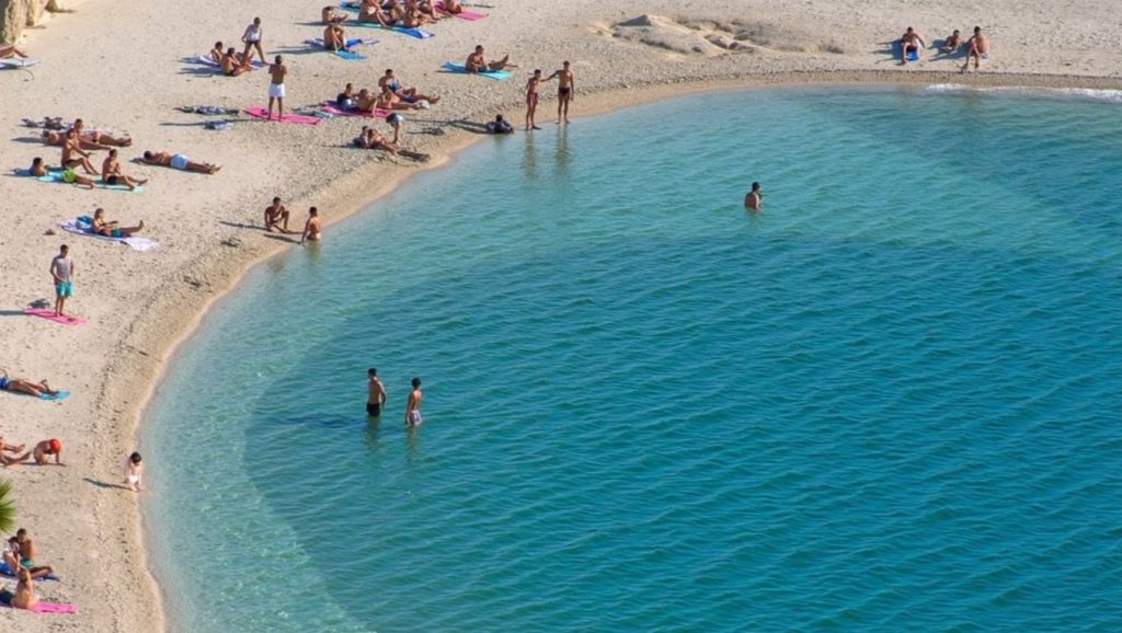 Vista amplia de Unofficial beach en Slatine, Croacia