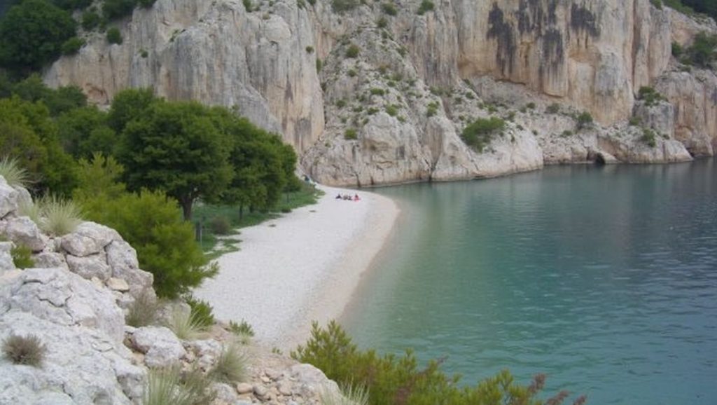 Detalle del agua en Unofficial nudist / FKK, Slatine, Croacia