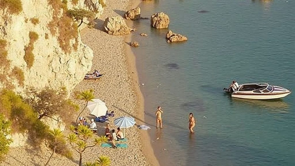 Orilla tranquila de Unofficial nudist / FKK, playa de Slatine