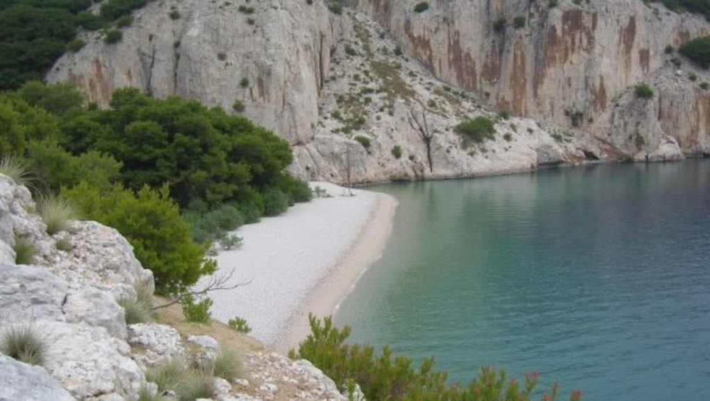 Detalle del agua en Unofficial nudist / FKK, Slatine, Croacia