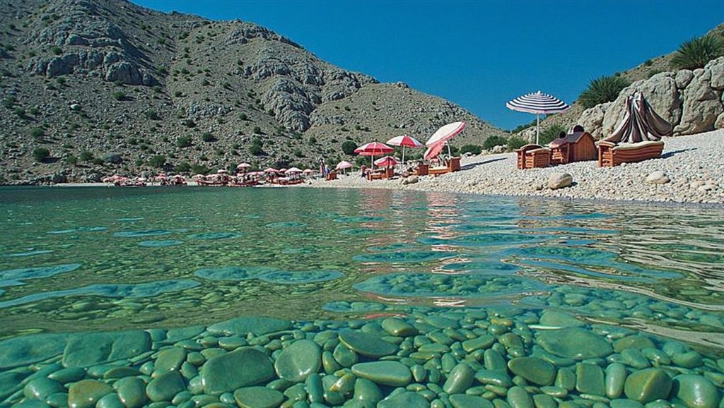 Detalle de arena y agua en Uskok, Croacia