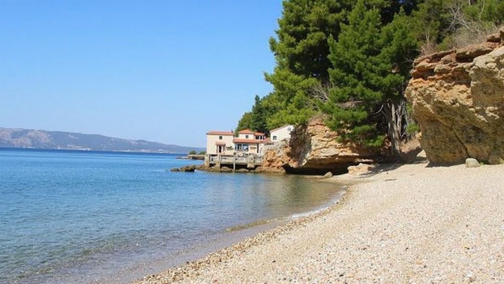 Amplio horizonte marino en Uvala Bočići, Croacia
