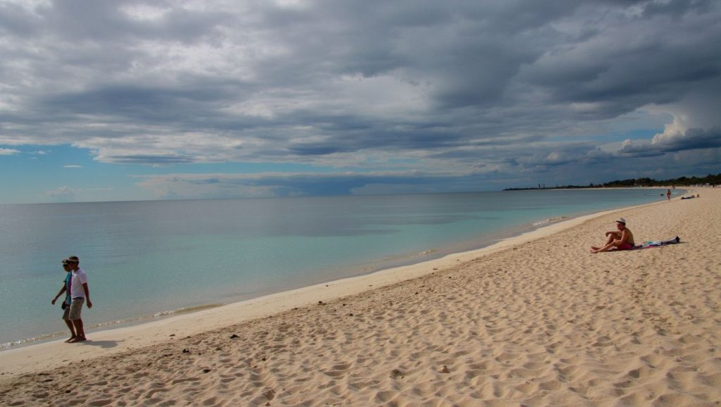 Oleaje en la orilla de Varadero West Beach, costa de La Habana