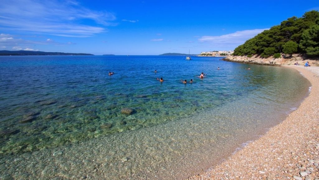 Arena y orilla en Vela Draga, Croacia, Croacia