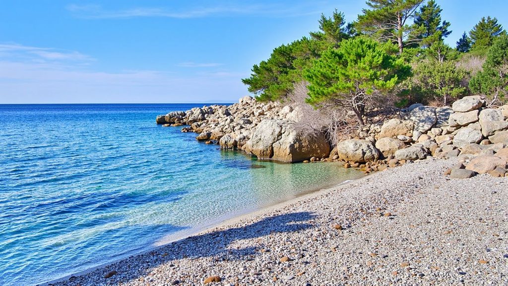 Vista amplia de Veli Dolac en Stomorska, Brač