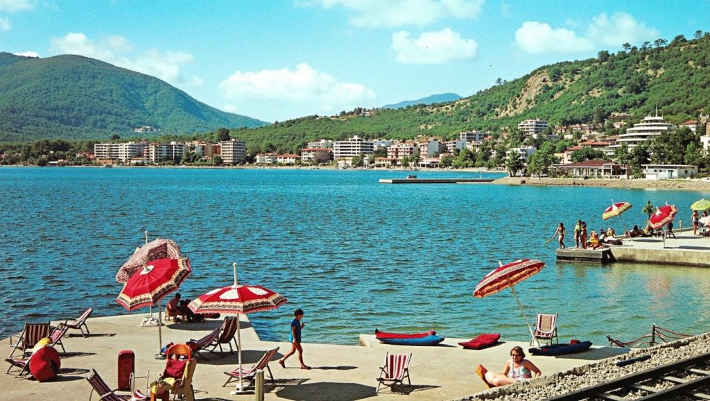 Agua y arena en Veliki Jomac, Kotor