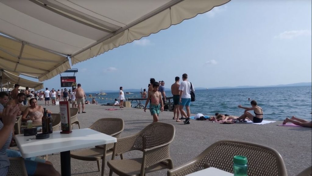 Vista de Vortex Beach Bar desde la orilla, Tisno