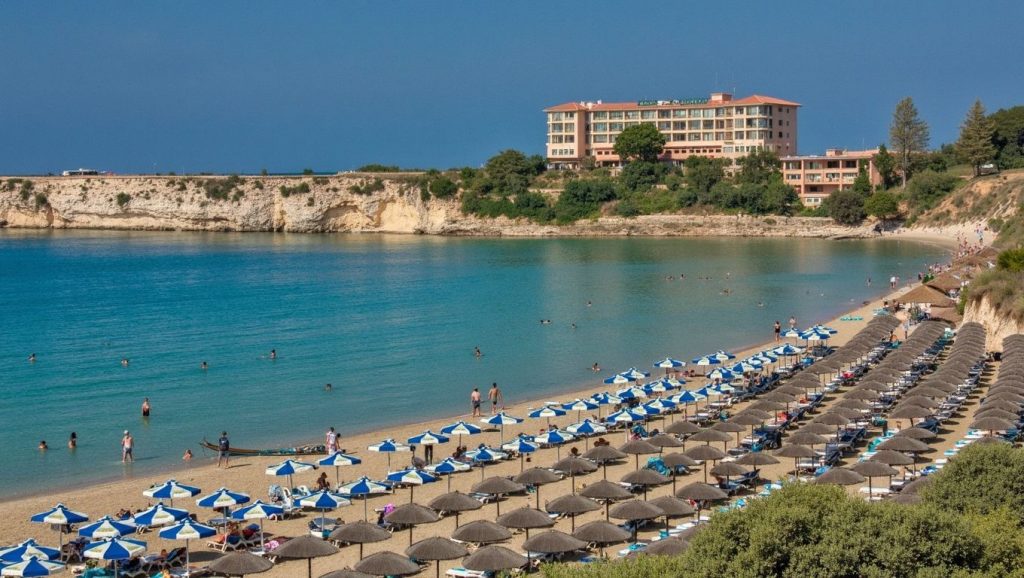 Orilla tranquila de Vrissi Beach | Sunrise Beach, playa de ?