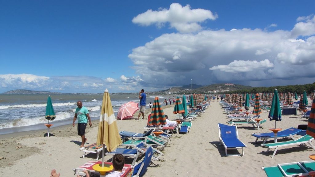 Camino de acceso a Wild Beach, Durrës, Albania