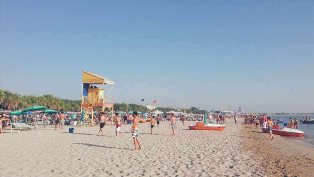 Primer plano de la orilla de Wild Beach, Durrës