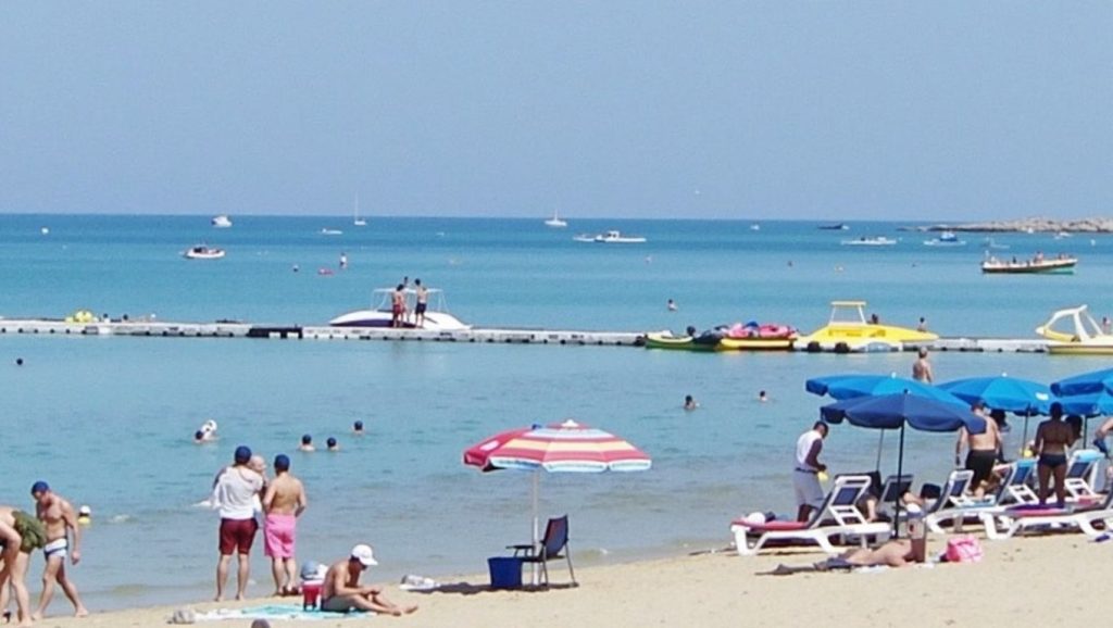 Arena y orilla en Yanathes Beach, ?, Chipre