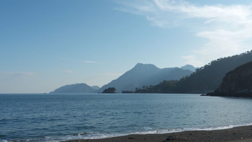 Oleaje en la orilla de Yasemin Plaj, costa de ?