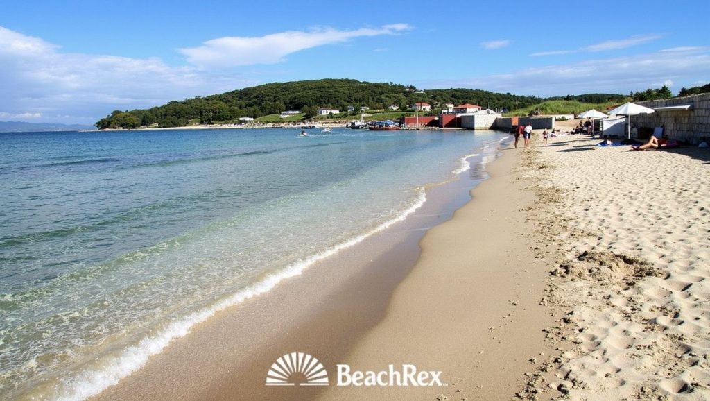 Orilla tranquila de Žal, playa de Croacia