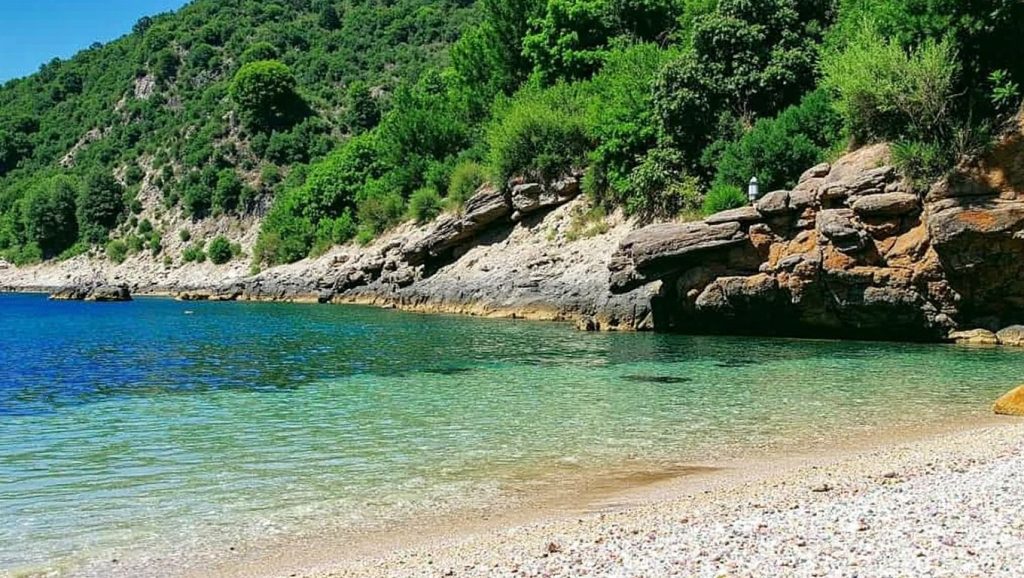 Olas rompiendo en Žal, Croacia