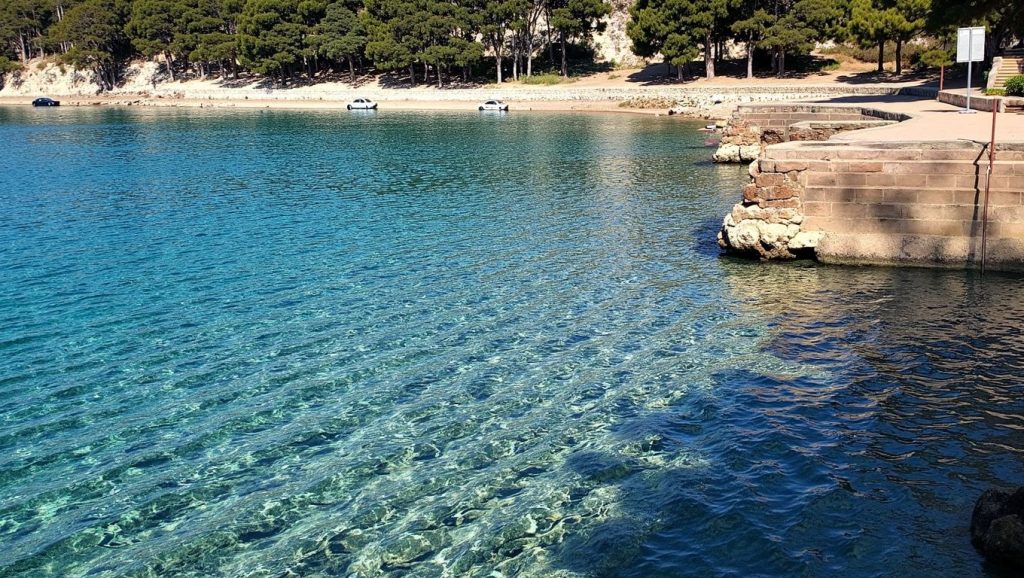 Línea de costa en Zamalin, Croacia