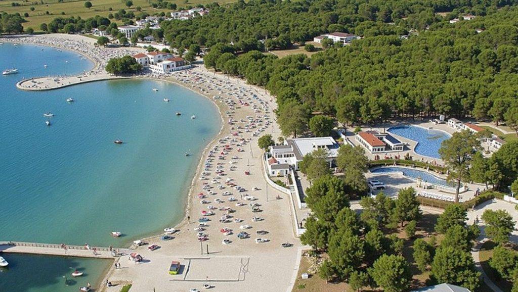 Olas rompiendo en Zaton Holiday Resort Beach, Croacia