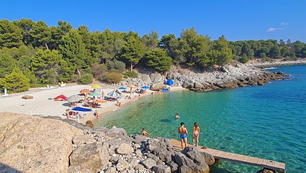 Oleaje en la orilla de Ždrilca, costa de Croacia