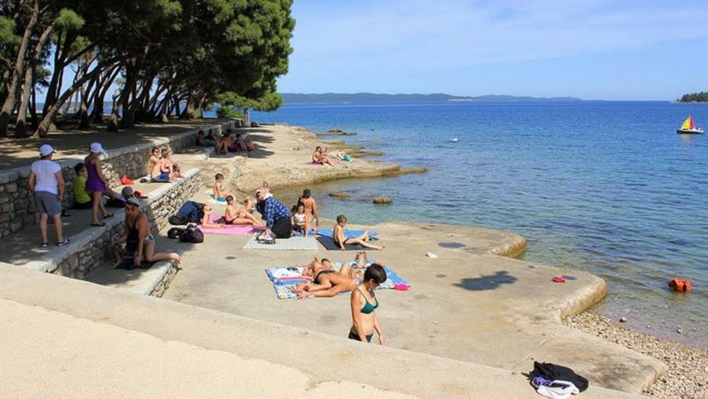 Primer plano de la orilla de Zelena punta, Općina Kukljica