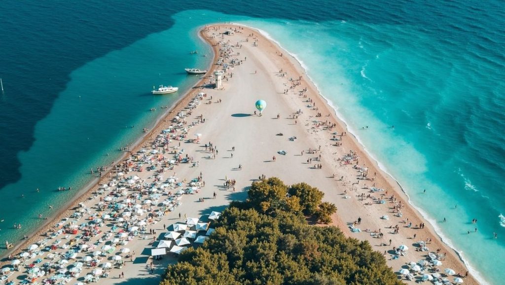 Acceso a Željina vela desde el aparcamiento, Croacia