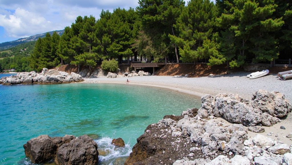 Orilla tranquila de Žutica, playa de Zavala