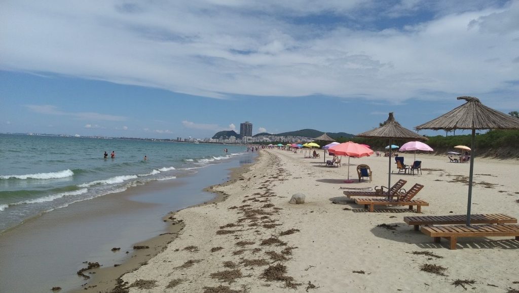 Panorámica de Zvërnec Beach con cielo despejado, Vlorë