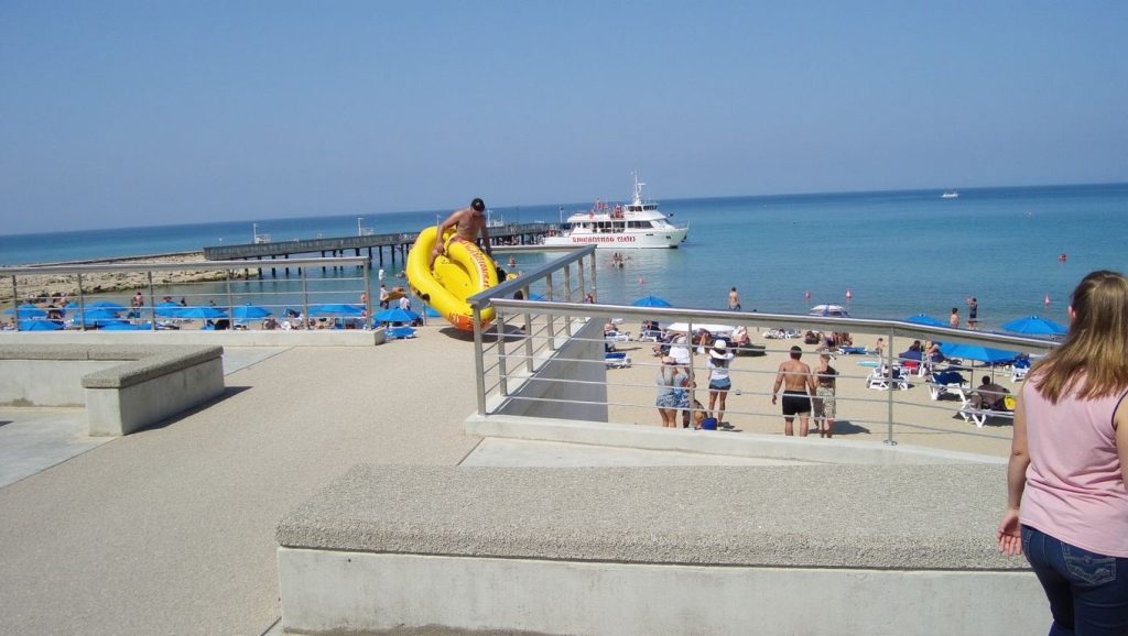 Olas rompiendo en Zygi Public Beach, ?