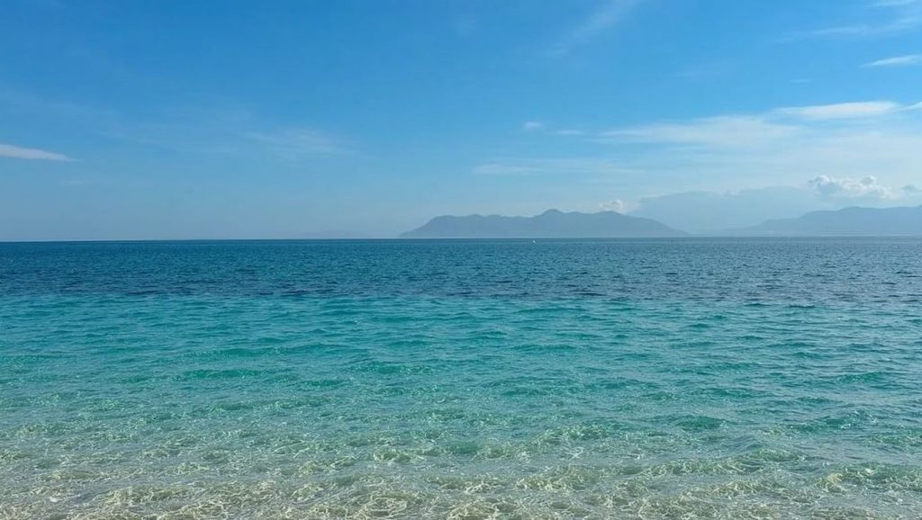Oleaje en la orilla de Praia naturista Chiappe, costa de Caronia