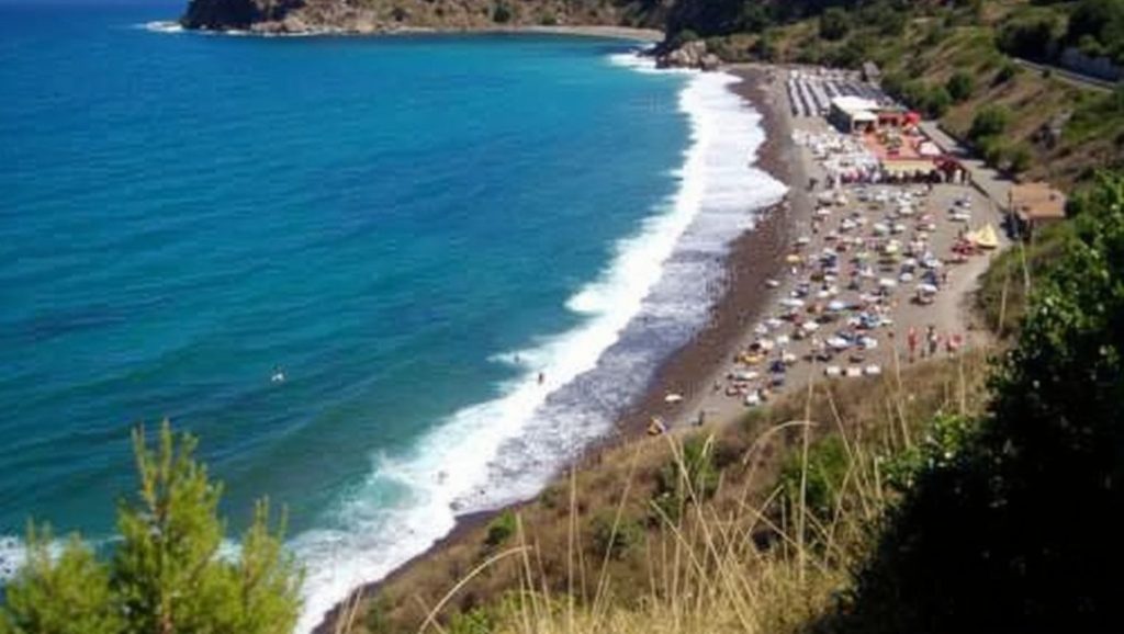 Vista del litoral en Praia Petrarossa, Caronia