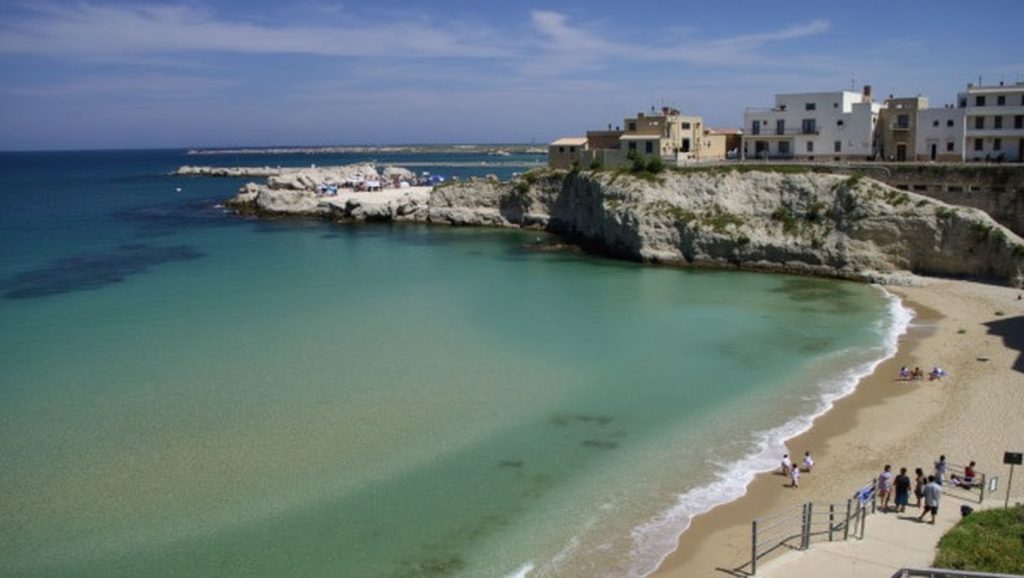 Oleaje en la orilla de Praiola, costa de Riposto